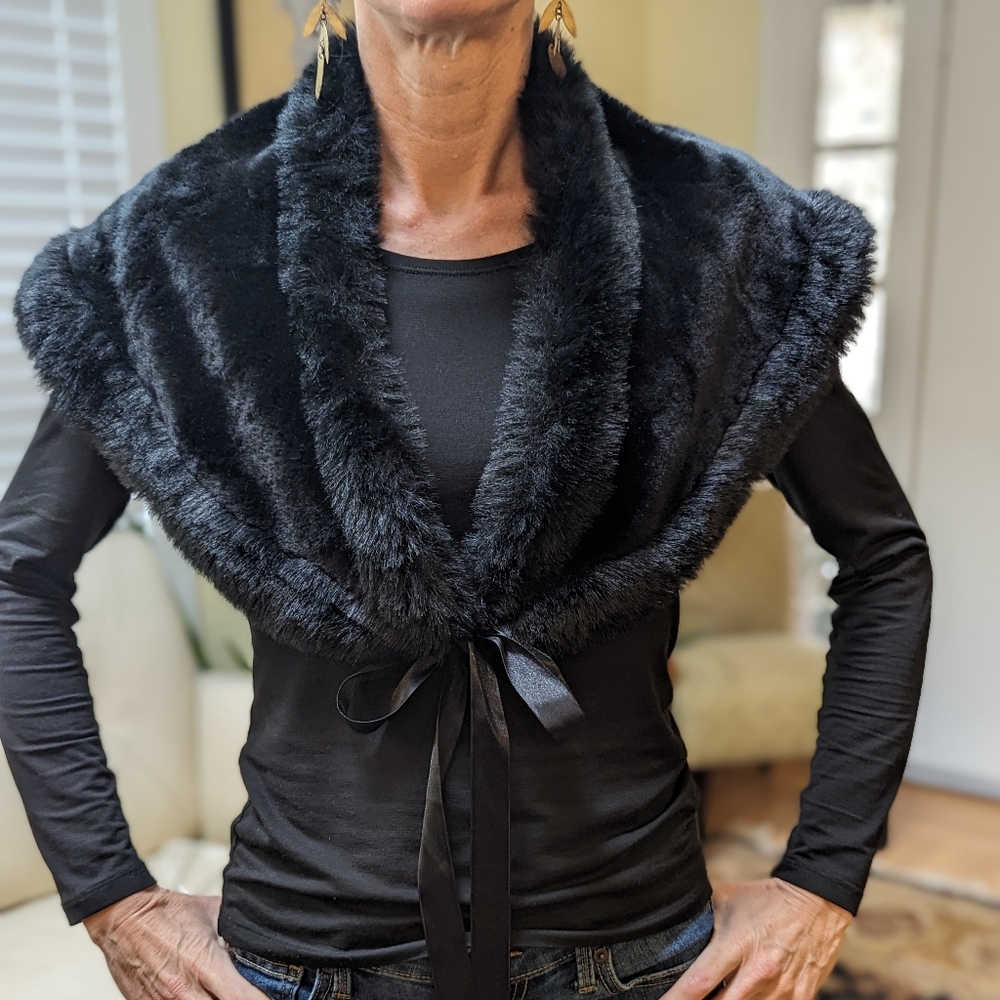 Black capelet, no size